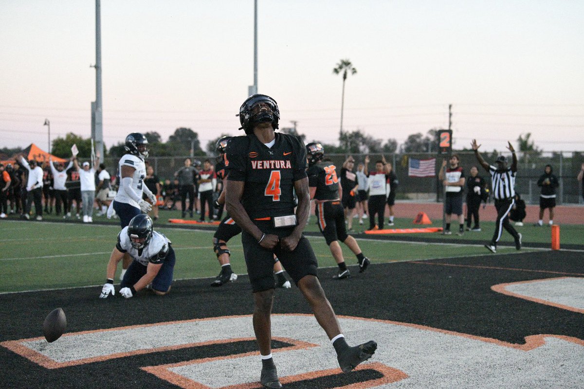 VCAthletics's tweet photo. FB🏈: Flicks from #4 Devin Tates touchdown to give @VCPirateFB the lead 🔥🏴‍☠️ https://t.co/e59BTARKm3