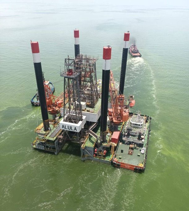 🚨🇨🇳 🇻🇪 BREAKING: China installs the first floating oil platform in Lake Maracaibo, Venezuela.