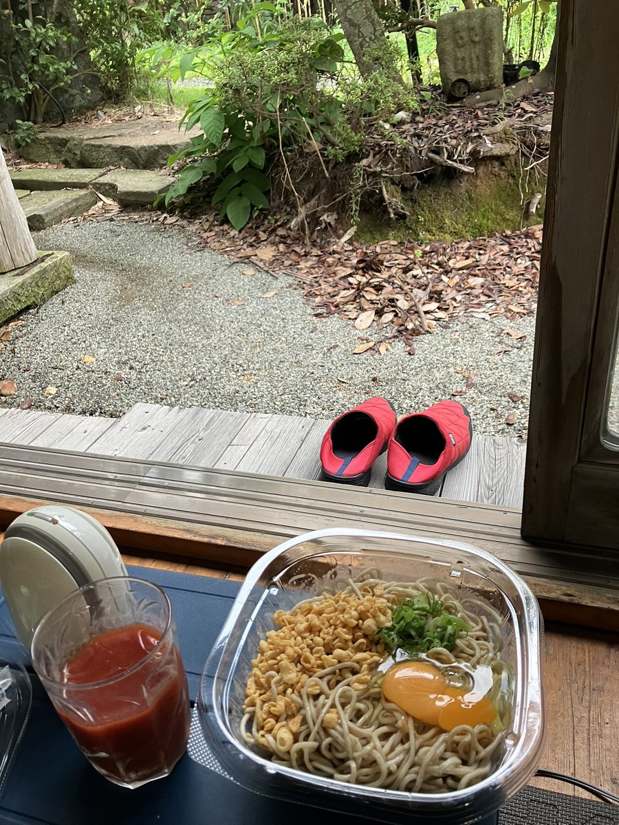 ウォーキングから帰ってからずーっと洗濯、片づけ、掃除とずーっと家事。若干イヤになったんで気分転換＆昼ごはん買いがてら散歩。

忙しくて放置した自分が悪いんだけどね(･_･;

カセットはまたジュンスカ、今度は短時間の散歩なのでミニアルバム。戻ってから掃除したテラスで食事、清潔っていいなw