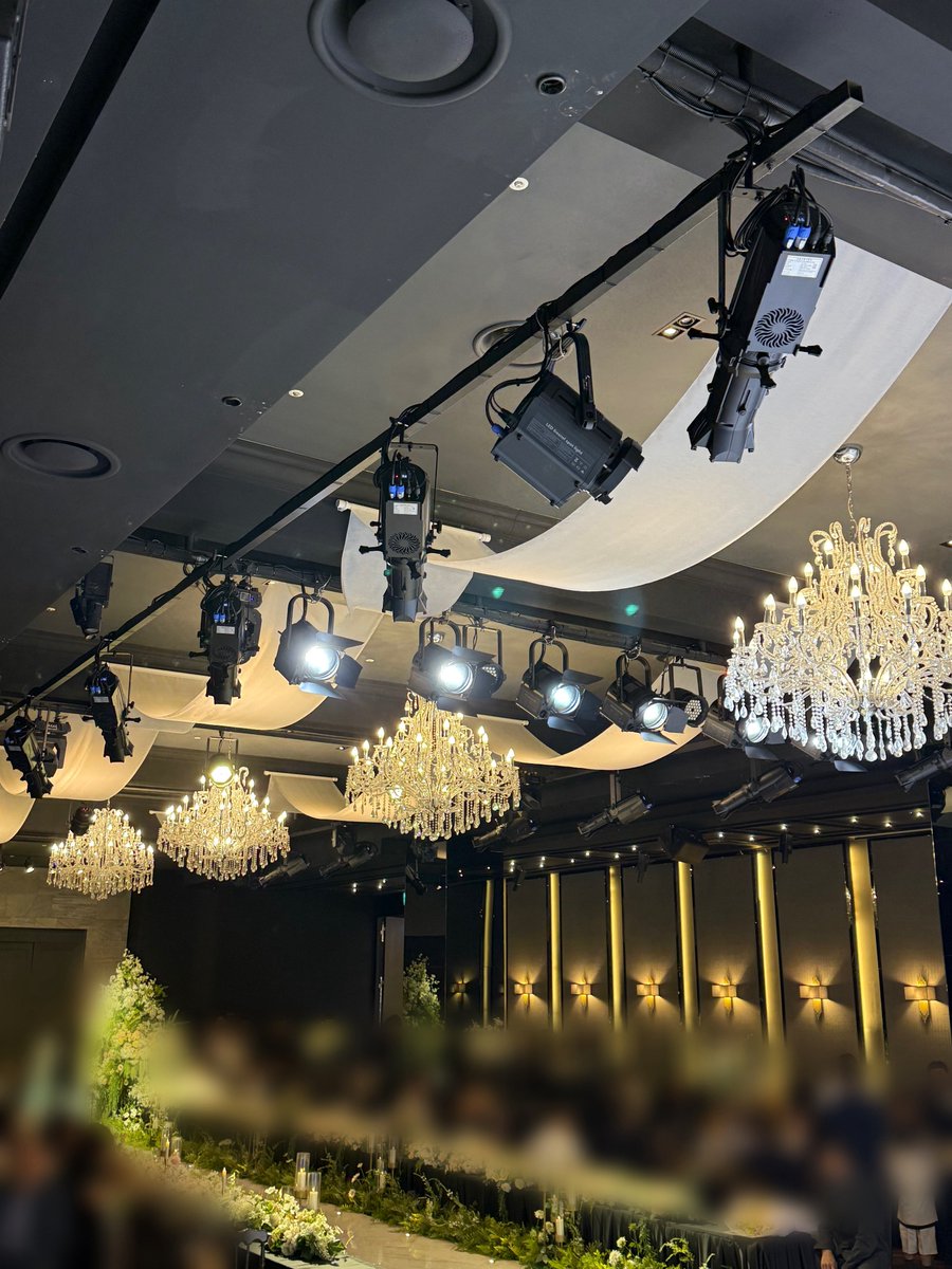 트친이 결혼함
준비물로 응원봉에 슬로건 지참하라하고
사회자는 에블바리 스땐덥 시킴
식전에 만년설 행진할 때 송버드 트는 신부님아

잘 살아,,,🥹

<a href="/yeyeyej/">예똘</a>