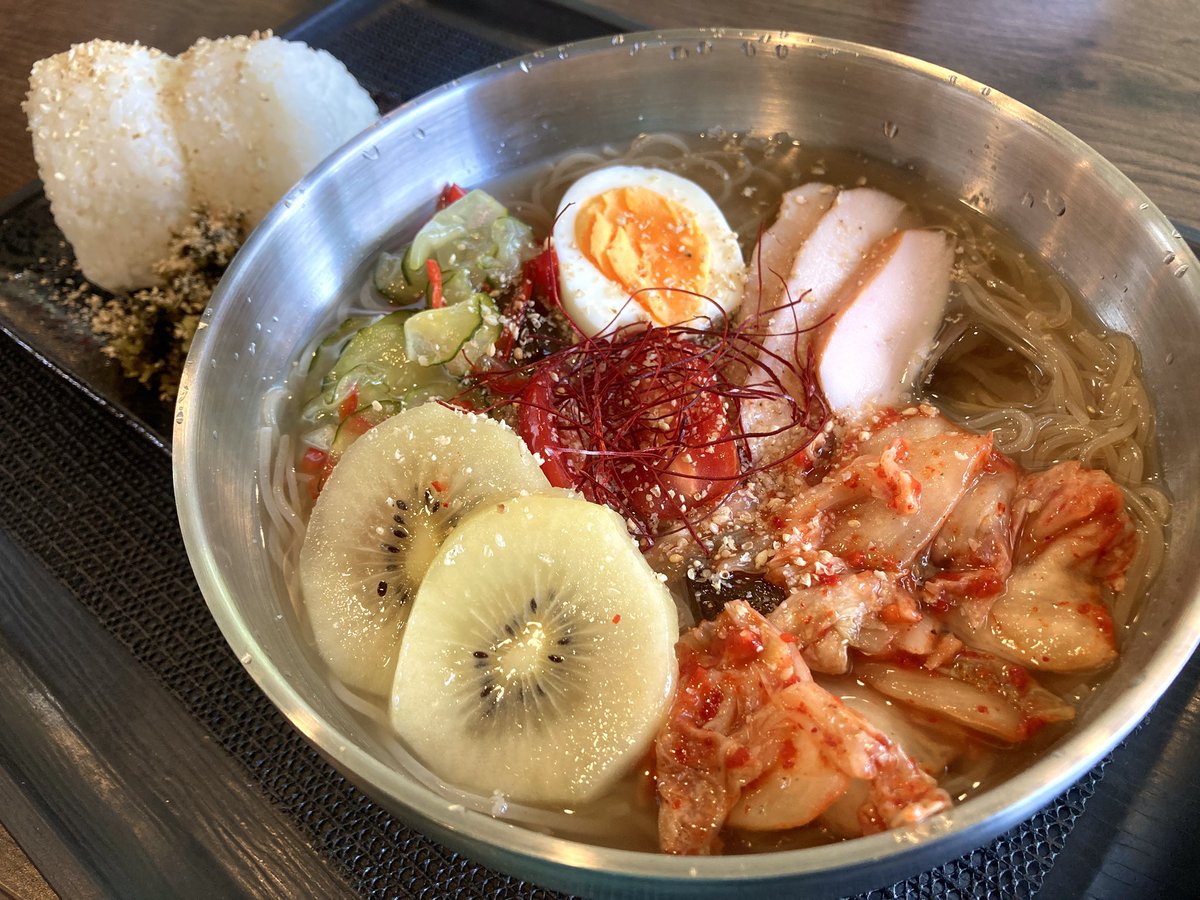タイムリバースの冷麺。
基本的には韓国風なんだけどキムチの主張少なめで要らぬノイズがなく、一方スープには程よいコクがあって、もちもち麺も相まってお腹が大喜び^_^
　
しかし！ほろほろ高菜とおにぎりも意外な伏兵でうまい！
総じてお腹にやさしく、それでいて食べてて楽しい。