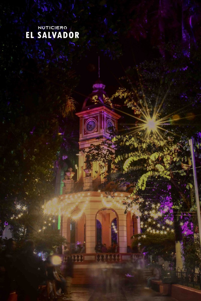 En Ahuachapán, uno de los destinos turísticos preferidos de la Ruta de Las Flores, las calles ya resplandecen con los farolitos.

Familias salvadoreñas y turistas internacionales disfrutan de una noche llena de tradición y música.