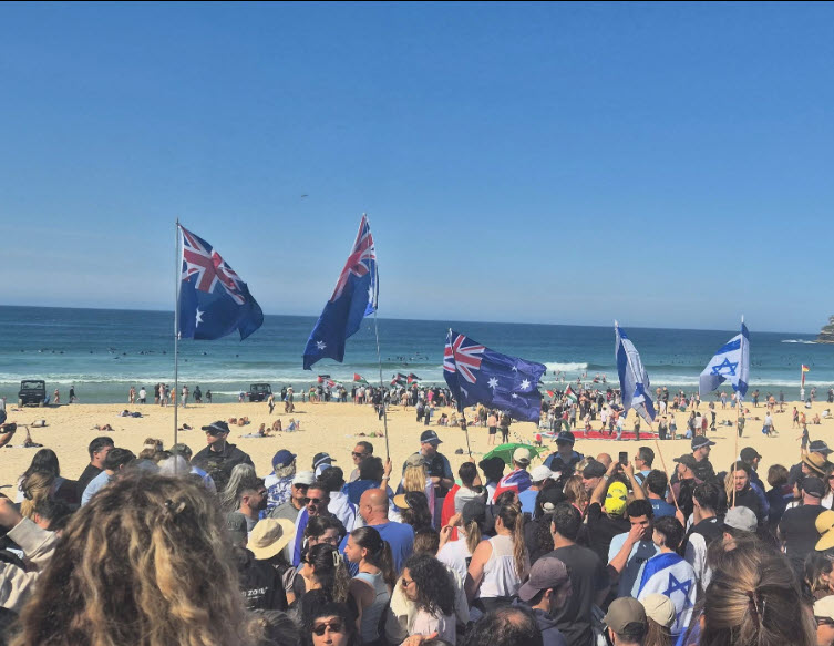 Strong turnout at Bondi Beach by pro-Australia, pro-Israel citizens, standing against the hateful, divisive, anti-Australian Palestinian supporters.

🇦🇺🇦🇺🇦🇺