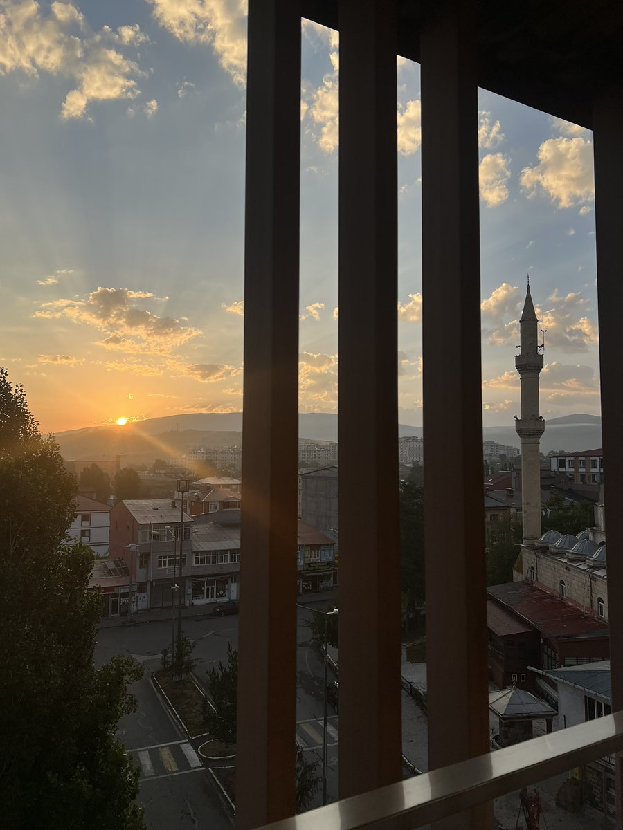 Tan atarken yüce Tanrı dağından,
Kürşad'ın gür sesi duyulacak:
Atlar Wei ırmağında sulansın,
Güneş doğduğu yerde karşılansın.
Emri tekrar edecek
Gök,Toprak,Deniz
Bozkurtlar uluyacak bütün Anadolu'dan:
Biz de sizdeniz, Biz de sizdeniz.
Atsız #Günaydın #Ardahan