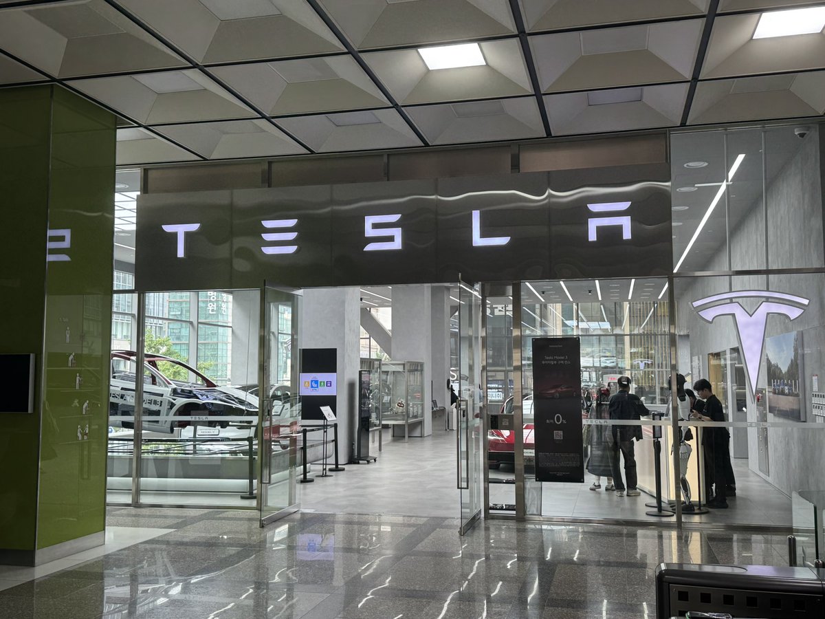 s_19blues's tweet photo. 🚗 Just visited the Tesla South Korea Gangnam Store 🇰🇷✨
The Cybertruck is on display — and yes, you can sit inside the demo vehicle.

Korea pricing:
•Cybertruck AWD → ₩156M (≈ $115K)
•Cybertruck Foundation Series → ₩160M (≈ $118K)

The stainless-steel future has landed in Korea. ⚡🤖 $TSLA