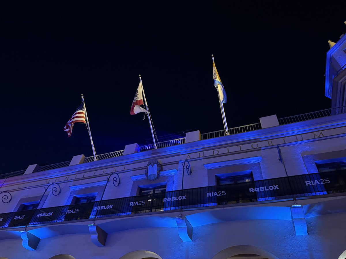 Bluezillaa tweet media