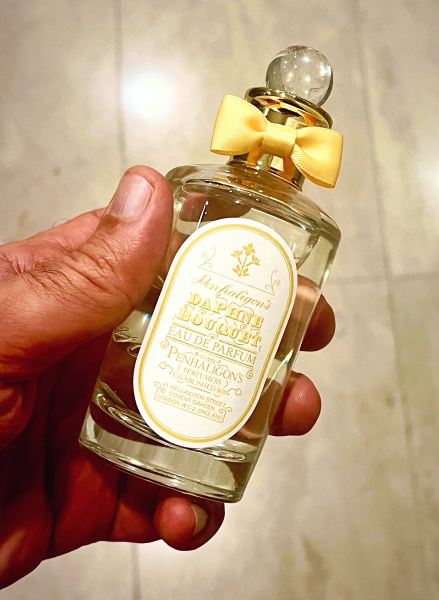 A gorgeous green chypre. The floral &amp; blackcurrant notes are there, but play second fiddle to the green mossy freshness of the composition. There’s also an earthy petrichor facet, recalling images of walking in an English country garden in full bloom, just after the morning rain