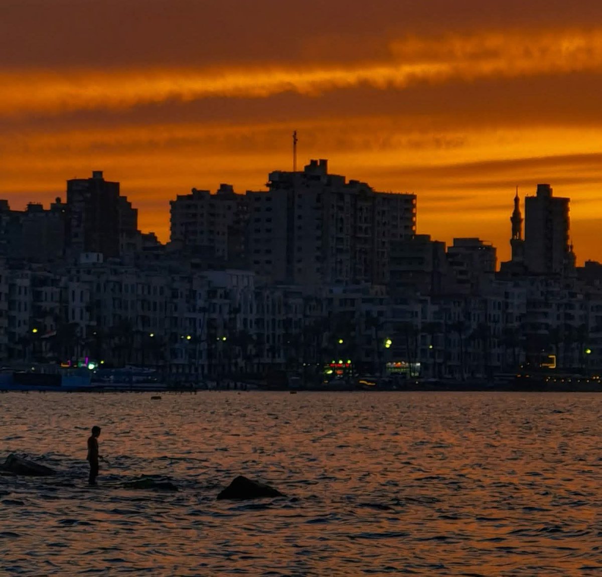 اپنے آپ میں خود کی اتنی توہین و مذمت کرو کہ جب لوگ تمہیں برا بھلا کہیں تو تمہیں لگے یہ تو میری تعریف و توصیف کررہے ہیں

جب میں لوگوں کو اپنی توہین و سرزنش کرتا دیکھتا ہوں تو زیر لب مسکرانے لگتا ہوں،اور سوچتا ہوں

جس طرح میں خود کو نیچے گراتا ہوں،اس جیسا مجھے یہ لوگ نہیں گرا سکتے۔
