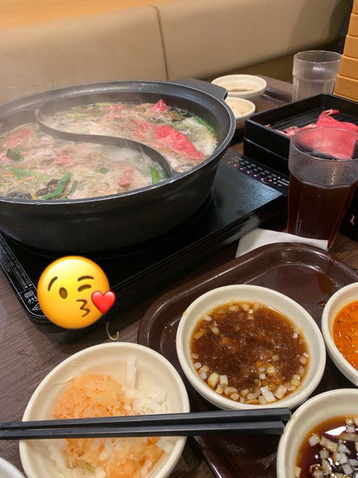 弱っていたら友達がしゃぶしゃぶ誘ってくれてしゃぶしゃぶしてるよ🐷🐮

今ワッフル🧇焼きに行ってくれて鍋を見守る仕事してます 