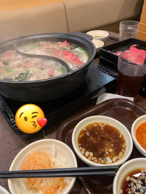 弱っていたら友達がしゃぶしゃぶ誘ってくれてしゃぶしゃぶしてるよ 今ワッフル焼きに行ってくれて鍋を見守る仕事してます