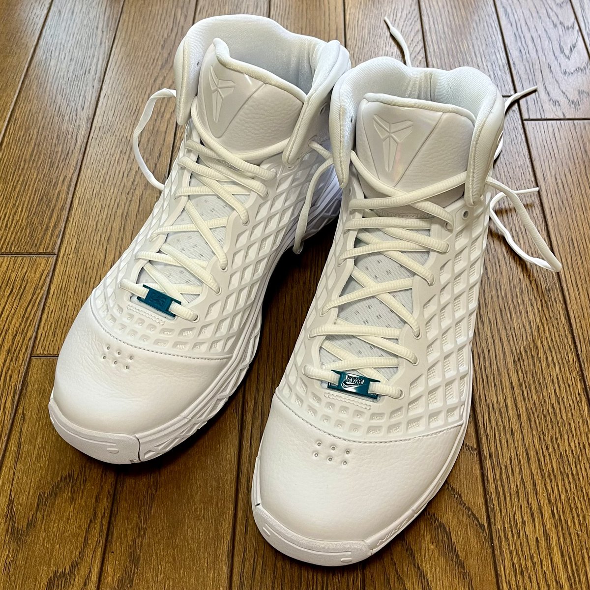 Trailokyavijaya's tweet photo. KOBE 3のデュブレを、私の故郷にあるNIKE YOKOHAMA仕様に換装。「神戸」に「横浜」をオンする是非はあると思いますが、お互い港町ということでどうかひとつ… #KOBE #YKHM https://t.co/GRgC2YiZNb