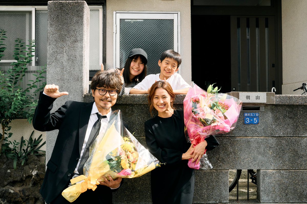 drama_asayamake's tweet image. 最終回 𝟗.𝟕(日)よる𝟏𝟎:𝟏𝟓 ˖*
#こんばんは朝山家です

⋱クランクアップ💐⋰

朝山朝子役　#中村アン さん
朝山賢太役　#小澤征悦 さん

涙と笑顔が入り混じる
クランクアップとなりました🎉

いよいよ今夜最終回です✨️
ぜひご覧ください🐢

#朝山家
#日10ドラマ
#ABCテレビ