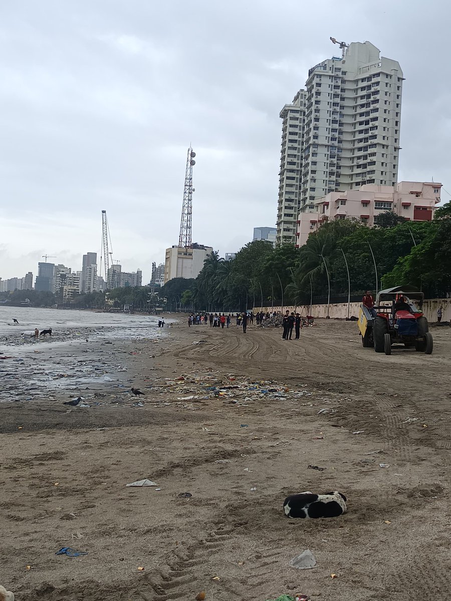 #Mumbai | #GaneshVisarjan 
Beach visuals along with the last two Ganesh idols off the Dadar beach