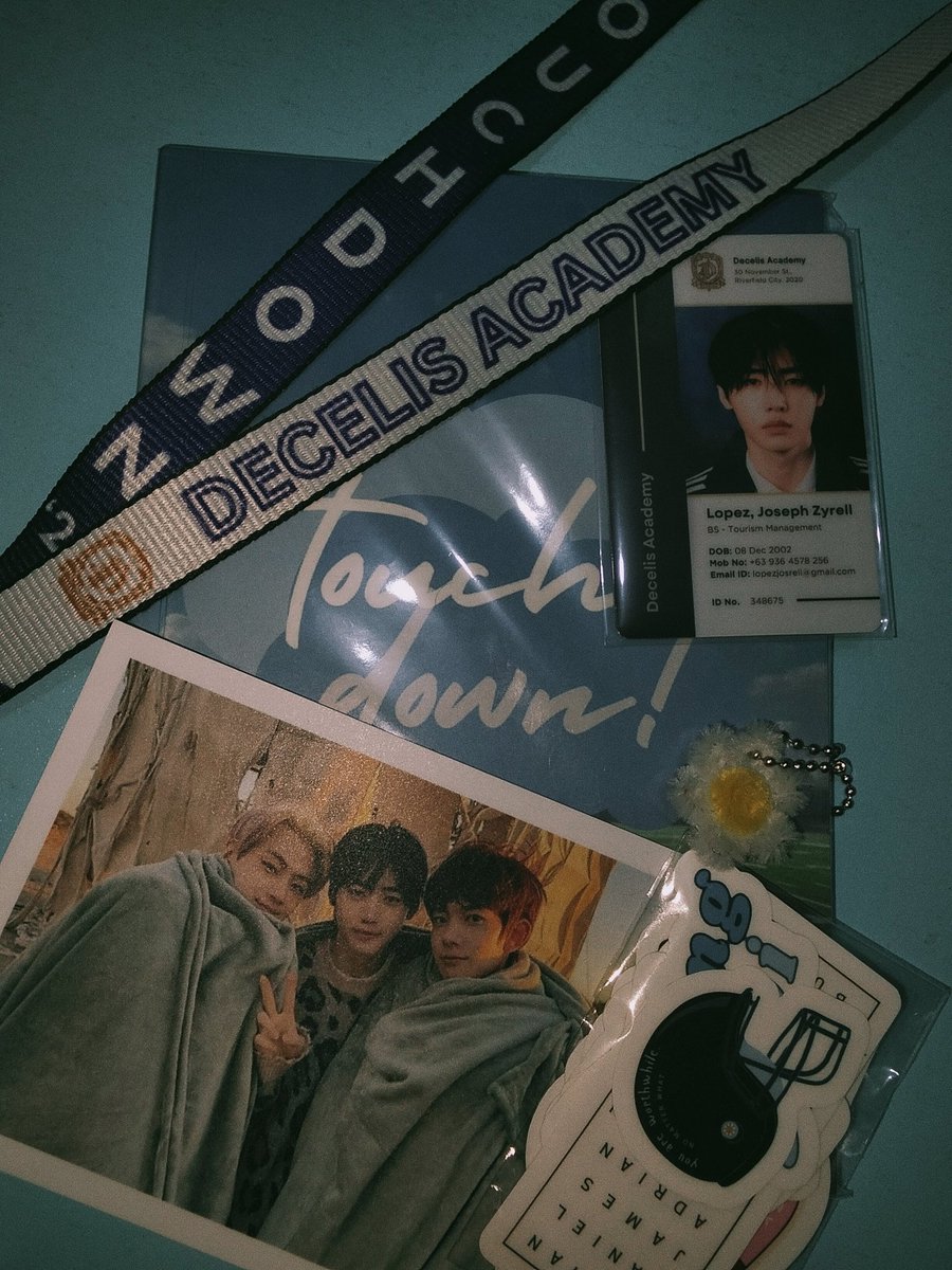celine_hoonie's tweet photo. Thank you so much, Mx @doscribbles, for the book giveaway! I feel lucky to be one of the winners and excited to read it again—this time in a physical copy. Grateful as well to the sponsors for making this possible. 🍀
#TouchdownLanded
#nakakatouchdown
#KhaiSiahZyTakesTheField https://t.co/EWx973g7cL