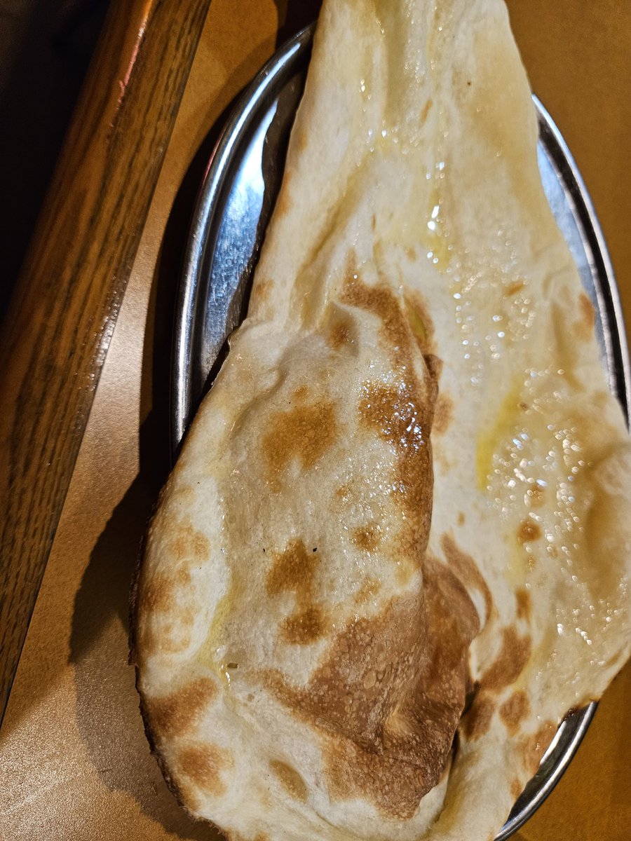 お昼はでけぇナン
半分くらい食べても手よりでけぇナン
店員さんのミスがあってもう1枚サービスで出てきたでけぇナン
腹くるしくてもうまいでけぇナン