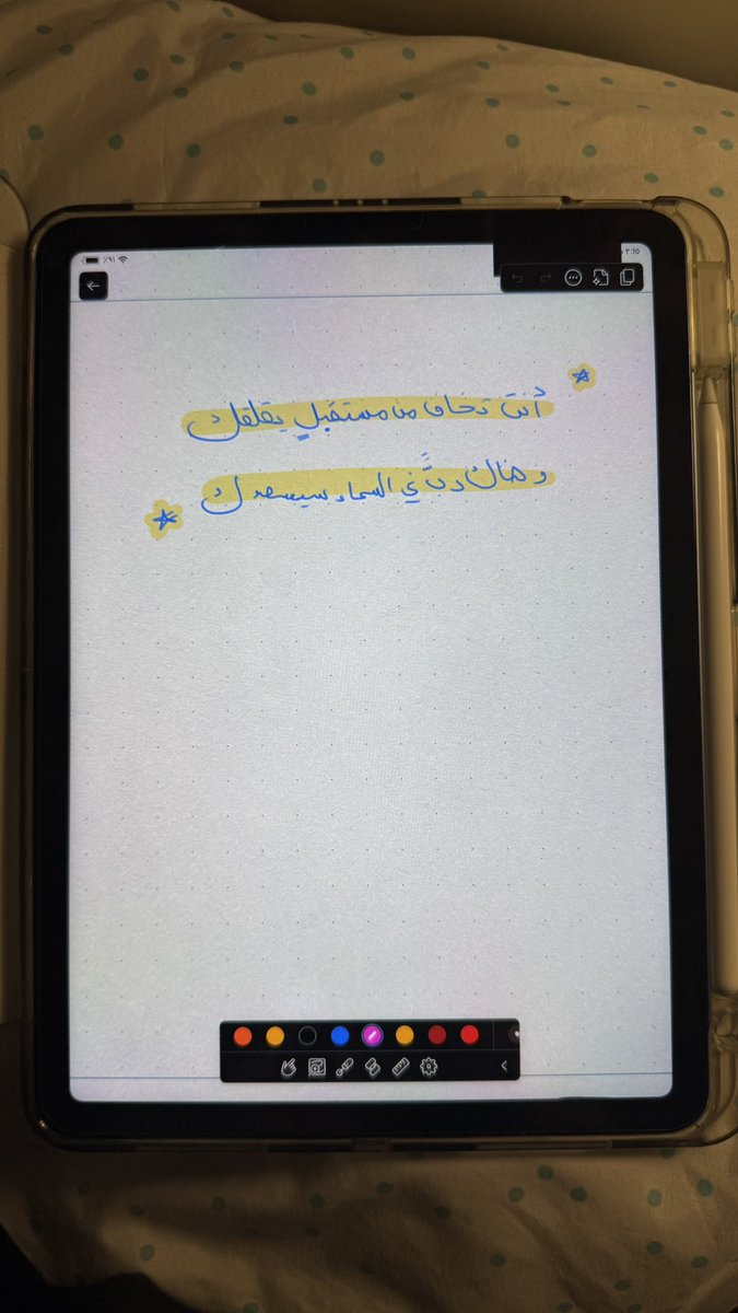 di_f5's tweet image. كنت اقلب في أيبادي تجهيزًا للمرحلة الجاية .. ولعل طحت بصفحة كنت يومًا ما نفس القلق الذي يعتليني الآن، وكتبت ذلك النص…

&quot;أنتَ تخافُ من مستقبلٍ يُقلقك
وهناك ربٌّ في السماء سيُسعدك. &quot;

#القلق 
#copywriting
