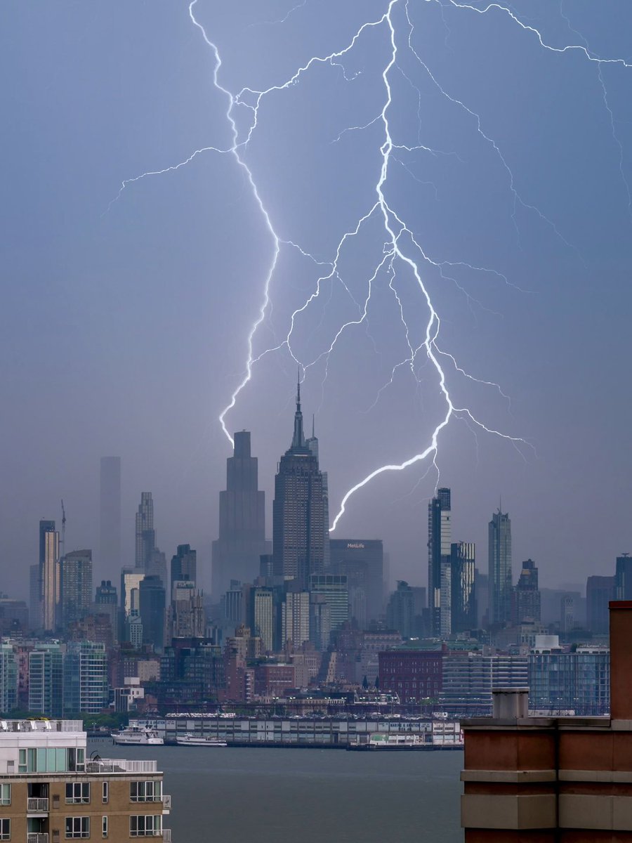 DanTVusa's tweet image. “Electric Skies”
⚡️Quite a few bolts of lightning this afternoon over New York City. ⚡️
#storm #Lightning #weather #NYC
