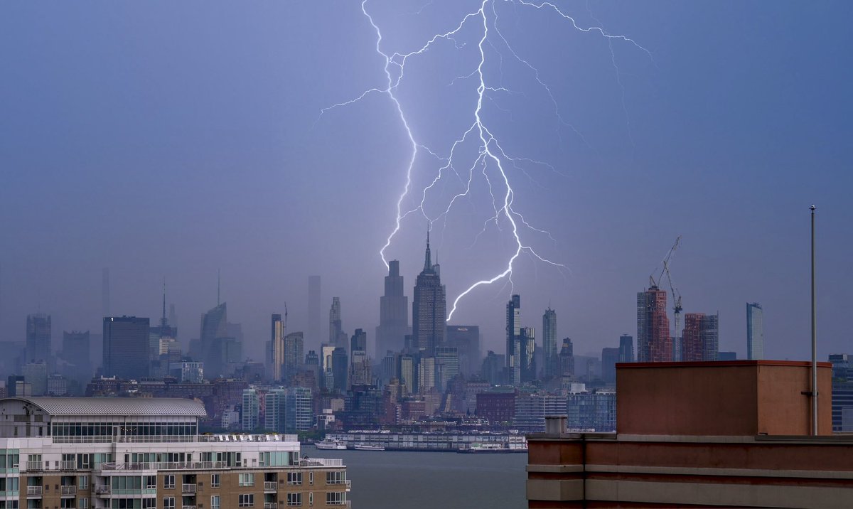 DanTVusa's tweet image. “Electric Skies”
⚡️Quite a few bolts of lightning this afternoon over New York City. ⚡️
#storm #Lightning #weather #NYC