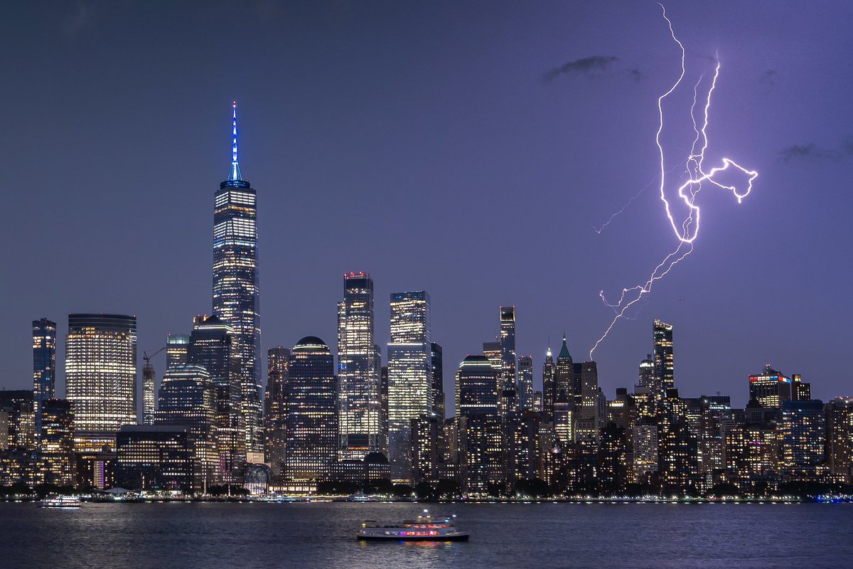 DanTVusa's tweet image. “Electric Skies”
⚡️Quite a few bolts of lightning this afternoon over New York City. ⚡️
#storm #Lightning #weather #NYC
