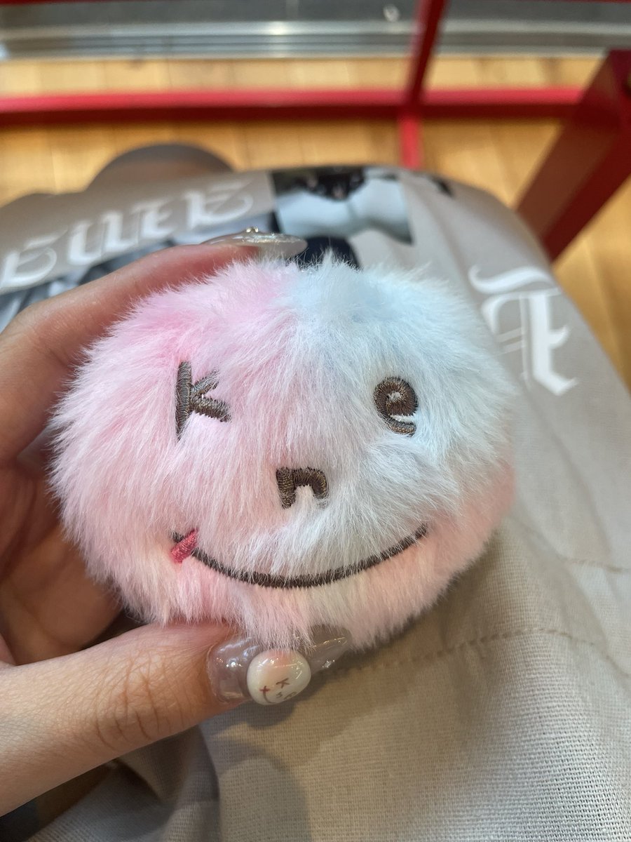 s2_kento_'s tweet photo. 2個買って2個とも黄色ベースの具合悪そうな子が当たったら、ピンクと青のとっても可愛い配色のやつと交換してくれたの🥺
優しいすぎありがとう߹~߹❤︎
@_ken_97 https://t.co/Lc5fDFC9b8