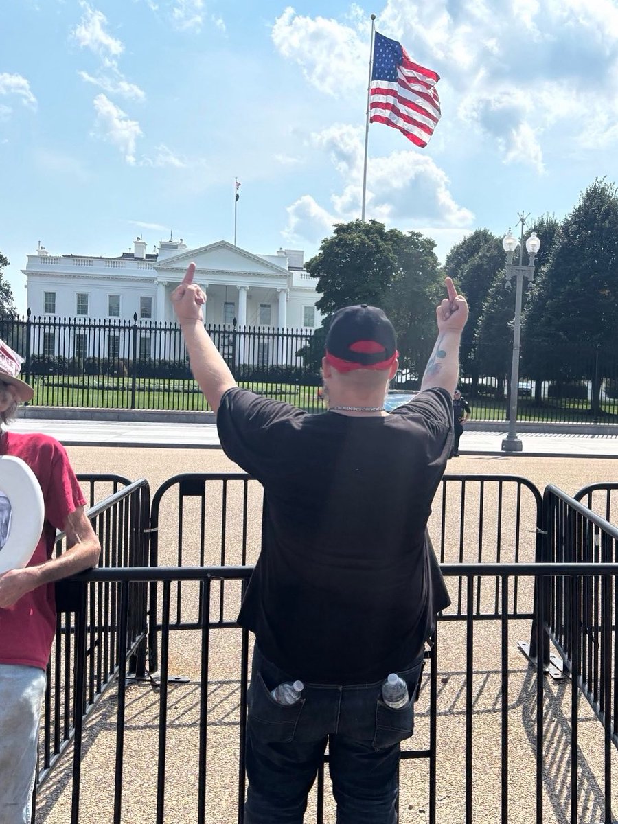 logicbylink's tweet image. The White House sits there like a throne, but all I see is a monument to greed and violence. So I stood in front of it and threw both middle fingers high, because that’s the only salute it deserves. This country waves its flag like it’s holy, but the fabric is soaked in blood.