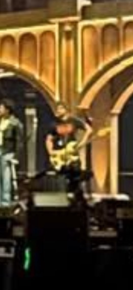 5SOST0URUPDATES's tweet photo. Pixels of 5SOS rehearsing with the Jonas Brothers tonight... https://t.co/DJpJpF2Yqa