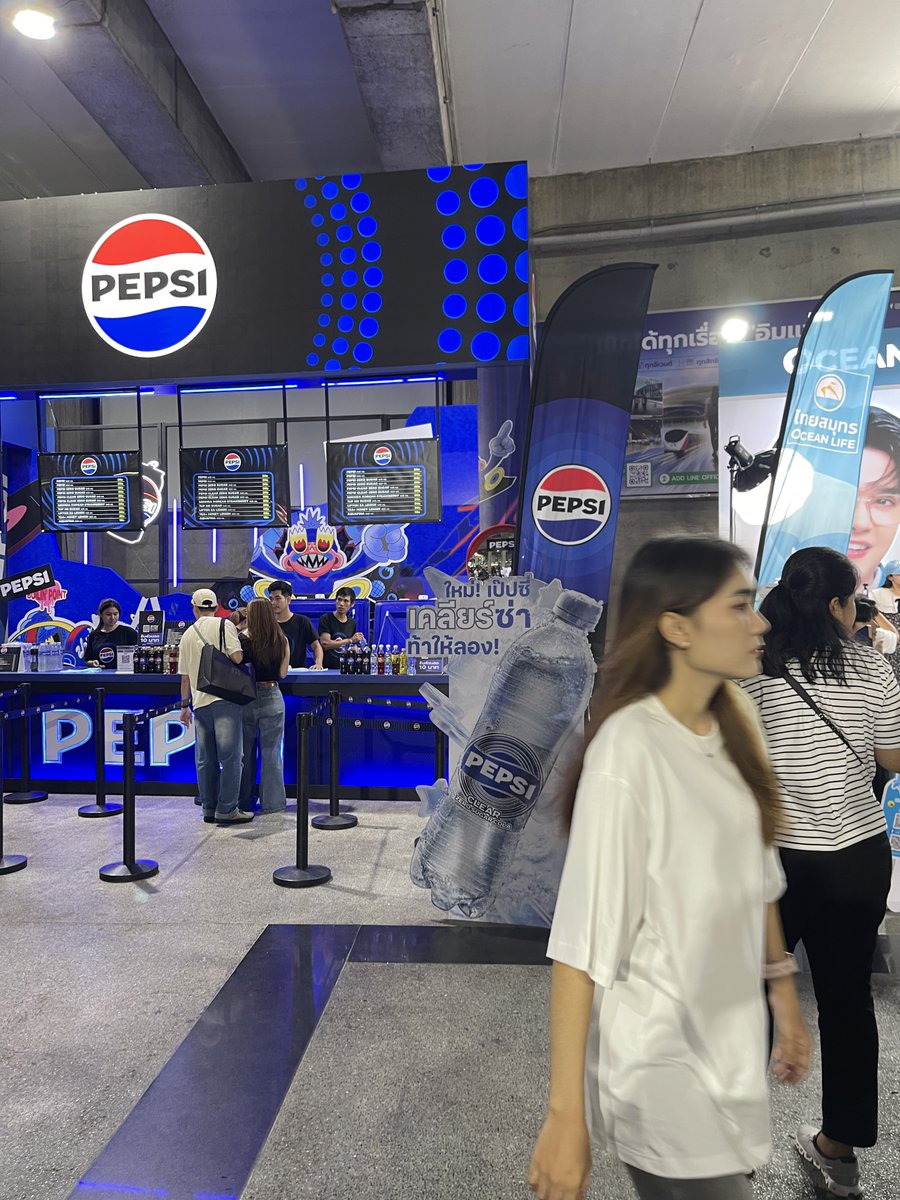 aatanont's tweet photo. เรามาถึงแล้วอยู่ตรงหน้าบูธ ไทยสมุทรประกันชีวิตและpepsiนะคะมารับได้น๊าใส่เสื้อสีขาวค่ะ 

#NONTEP03_สุรุ่ยสุร่ายConcert
#Giveawaysสุรุ่ยสุร่ายConcert
#NONTTANONT
#nontfam
#NONTEP03_DAY3 https://t.co/h5czL2ao3i