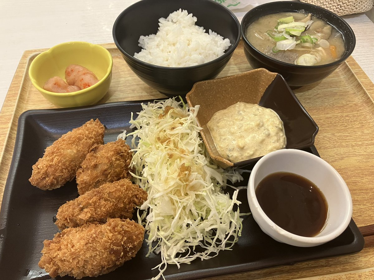 友だちに呼び出されて牡蠣フライと豚汁食べる