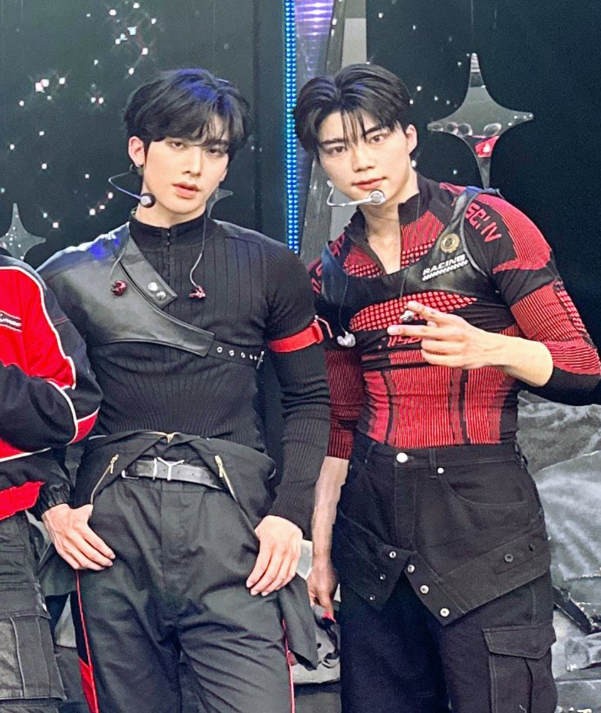 gyubgeonist's tweet image. AT THE SAME DAMN TIME