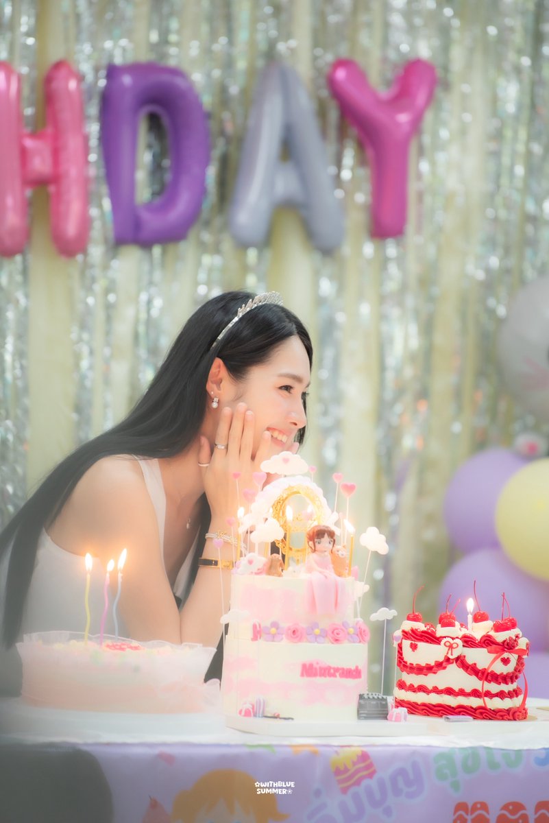 withbluesummerr's tweet photo. 📷 | 20250907

: พี่คนสวยกับกองทัพเค้กวันเกิด ~ 🎂

CELEBRATE WITH MINT
✿ #MintCharityBday https://t.co/CKT8nx9NiZ