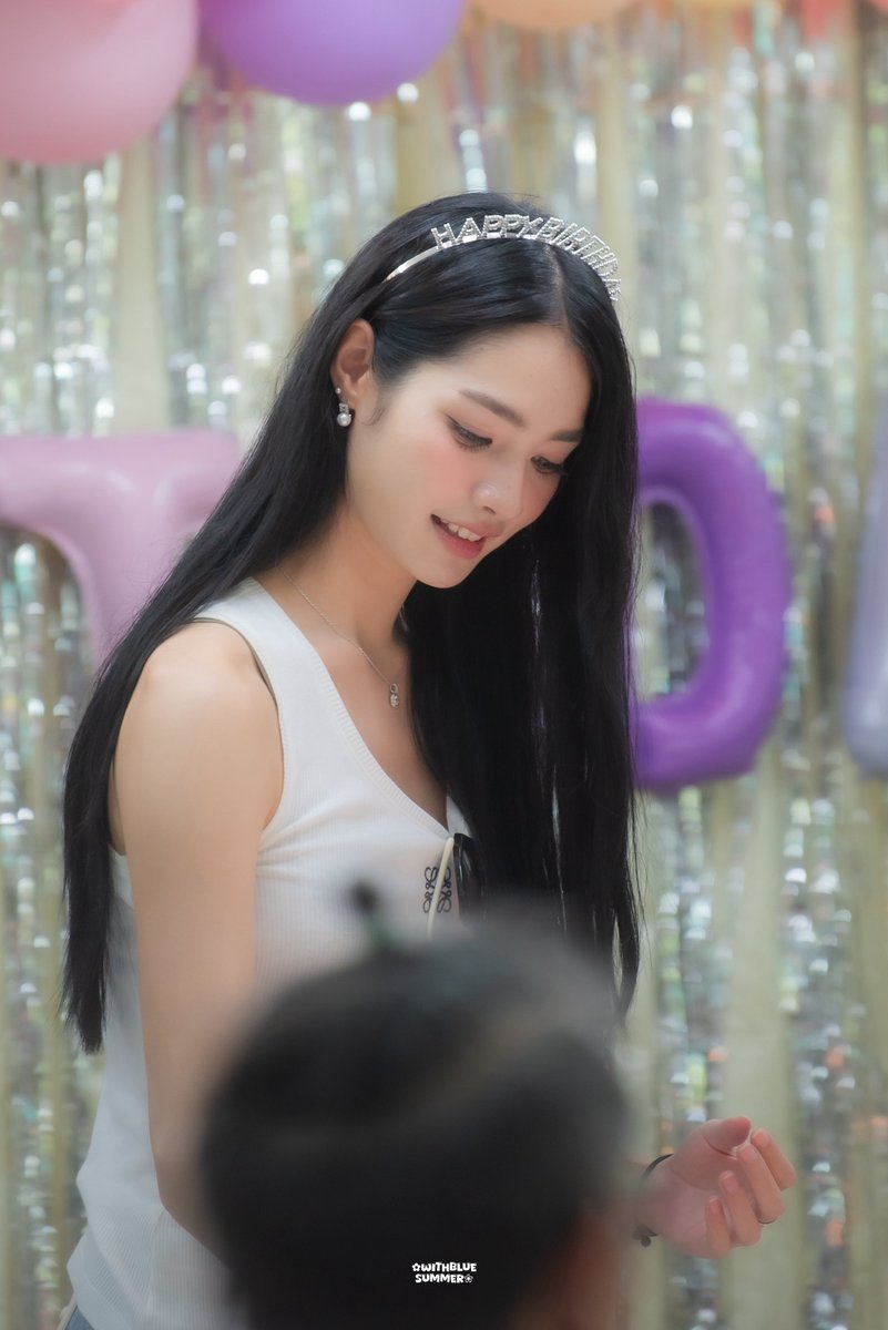 withbluesummerr's tweet photo. 📷 | 20250907

: พี่คนสวยกับกองทัพเค้กวันเกิด ~ 🎂

CELEBRATE WITH MINT
✿ #MintCharityBday https://t.co/CKT8nx9NiZ