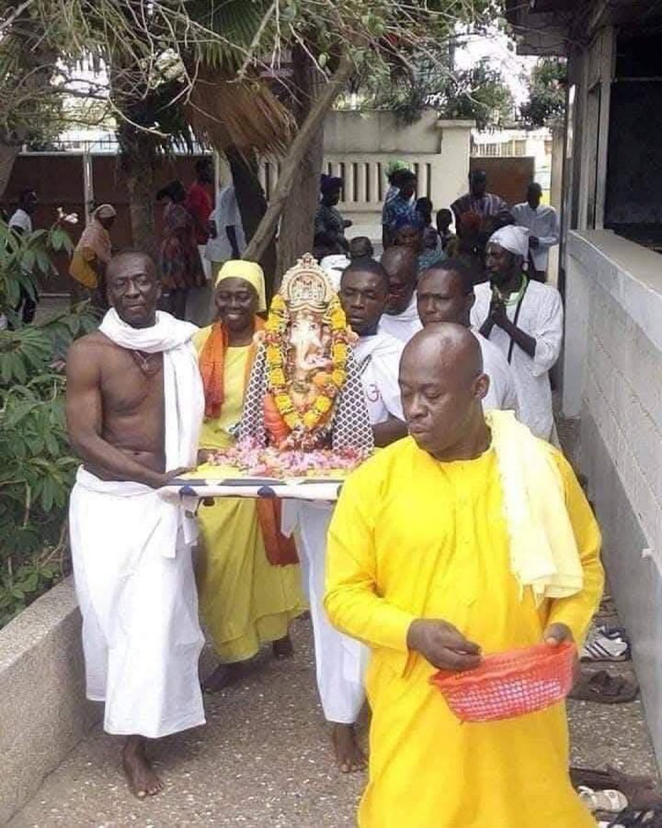 बिना किसी दबाव, लालच या बुद्धि भेद के दुनियाँ भर में लोग हिन्दू धर्म अपना रहे हैं। यही इसकी स्वीकार्यता की महानता हैं। 
#Hindu #hinduism #Hindutva