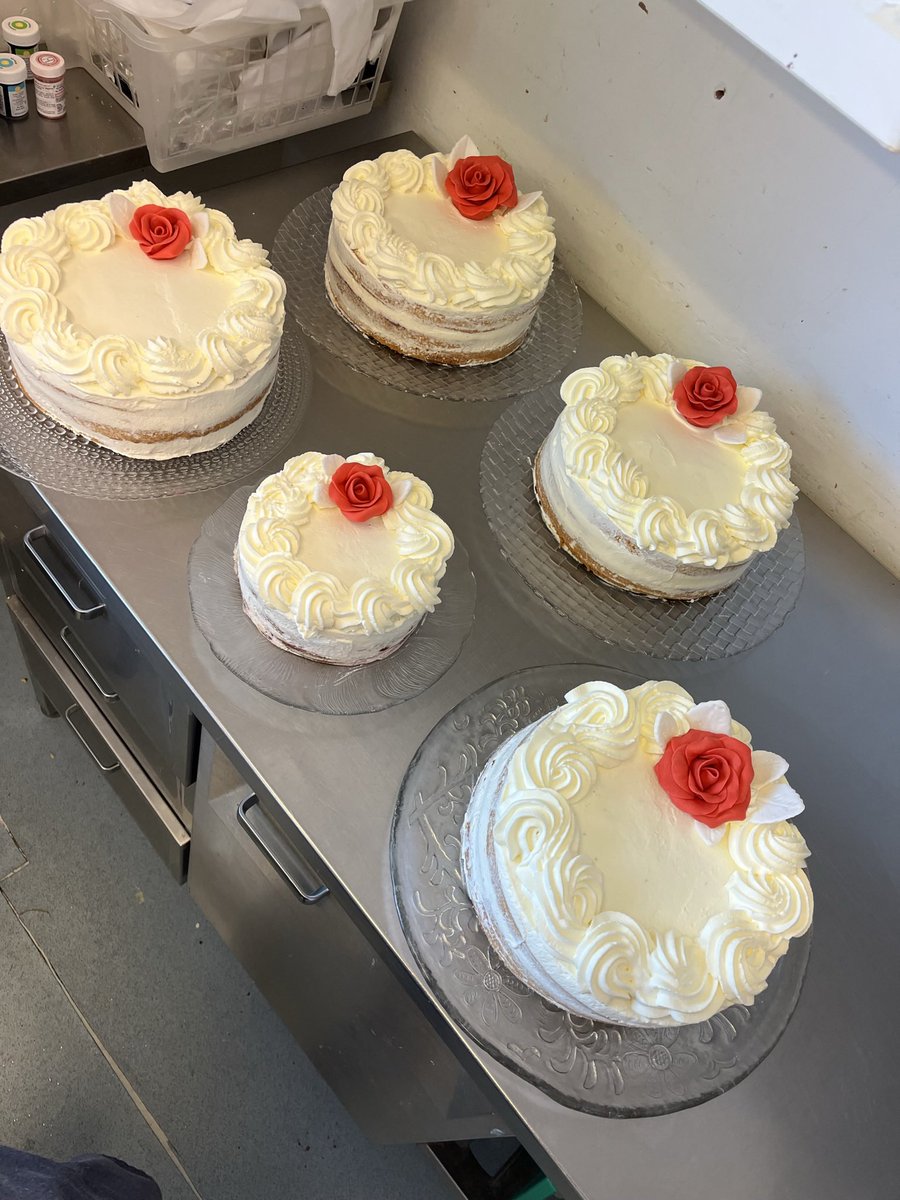KristiinaAhl's tweet photo. Muisto viime keväältä. Sain tehdä Sirkka Merikosken muistotilaisuuteen kakut. Näiden tekeminen oli ihan omanlaisensa projekti. Myös ruusukkeet on tehty itse🌹
#cake #kakku #ruusu https://t.co/no0rRzGZyq