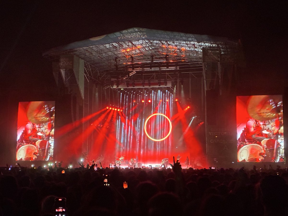 ¡Un directo de impacto y vuelo alto!

Y entonces sonó hechizante 'Exoplaneta', llevandonos en un viaje estelar al 571-/9A.

[Arde Bogotá 🔥☄️]