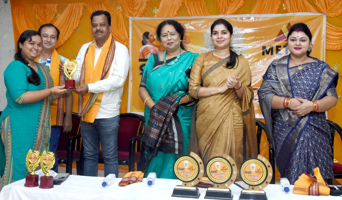 BiswalOfficial's tweet photo. ଶାରଦୀୟ ଦୁର୍ଗାପୂଜା ଉପଲକ୍ଷେ ଦୈନିକ ଖବରକାଗଜ ସମ୍ବାଦ ପକ୍ଷରୁ ଆୟୋଜିତ ଶକ୍ତି ରୂପେଣ ସଂସ୍ଥିତା କାର୍ଯ୍ୟକ୍ରମ ରେ ଯୋଗଦେବା ଅବସରେ । 
#Cuttack #Samabad #DurgaPuja 
@sambad_odisha https://t.co/lBCShGUD6S