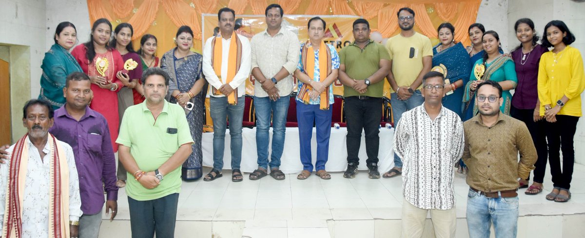 BiswalOfficial's tweet photo. ଶାରଦୀୟ ଦୁର୍ଗାପୂଜା ଉପଲକ୍ଷେ ଦୈନିକ ଖବରକାଗଜ ସମ୍ବାଦ ପକ୍ଷରୁ ଆୟୋଜିତ ଶକ୍ତି ରୂପେଣ ସଂସ୍ଥିତା କାର୍ଯ୍ୟକ୍ରମ ରେ ଯୋଗଦେବା ଅବସରେ । 
#Cuttack #Samabad #DurgaPuja 
@sambad_odisha https://t.co/lBCShGUD6S