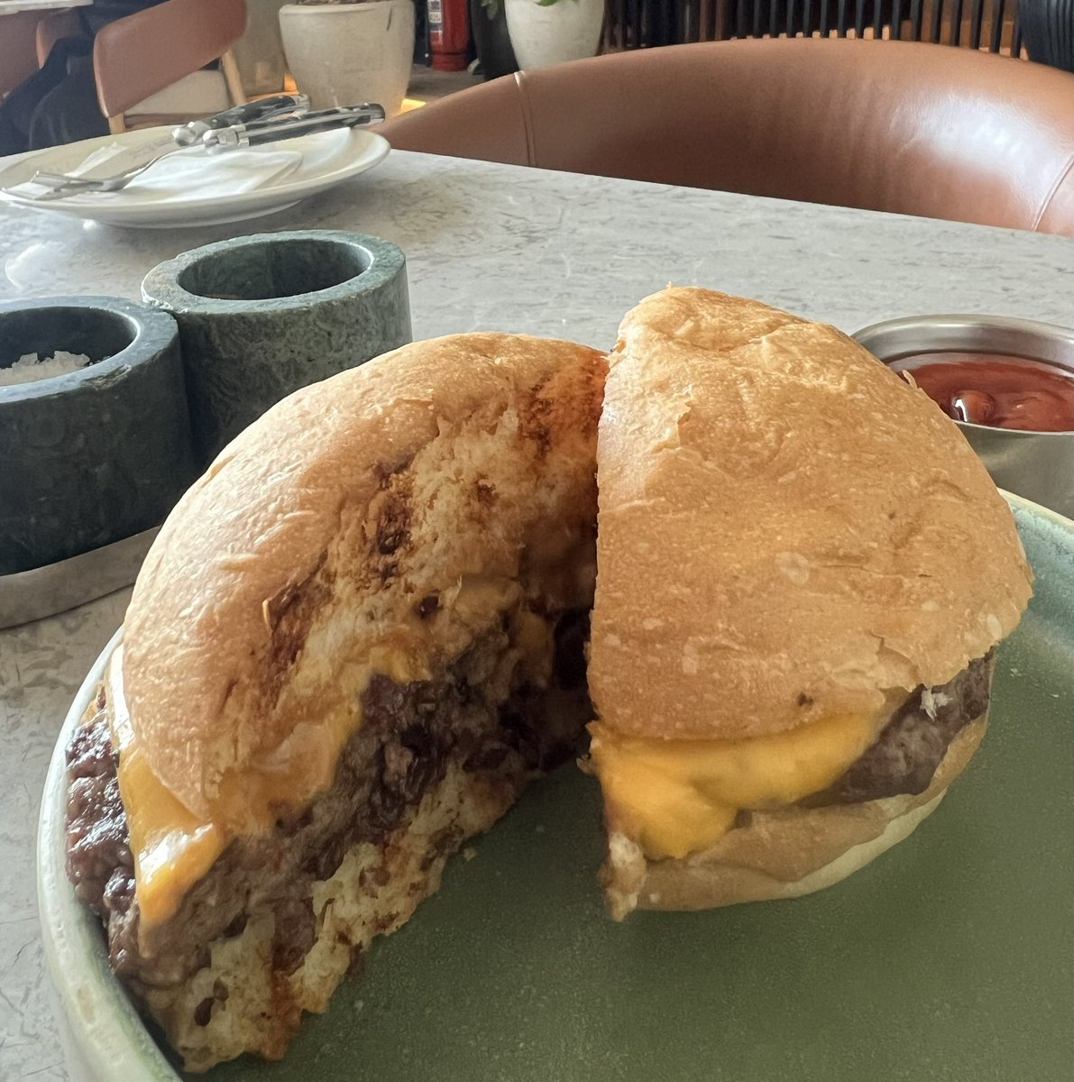 gimah123's tweet photo. #مطعم #ماربل 🍔🥩
يقدمون حلا لذيذ ترحيبي 
من مطاعم #البرجر اللذيذة جربت الفرايز بهاراته لذيذه والبرقر هشه وخفيفه
الستيك حلو
السلطه ولاغلطه 
بشكل عام تقييمي للمطعم٨/١٠

موقعهم تركي سكوير 📍 https://t.co/KKAWLCbuAk