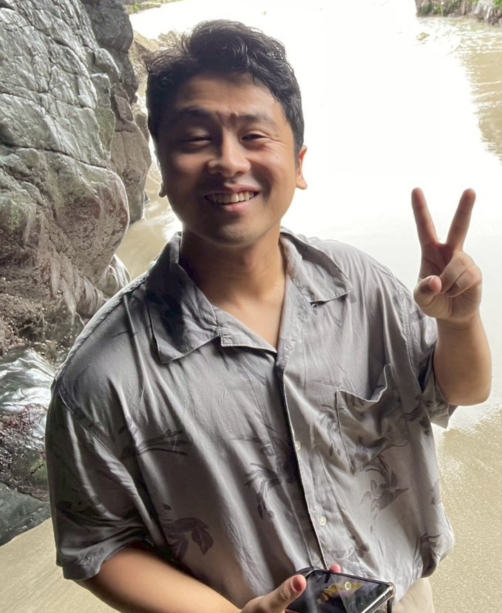mental___fitnes's tweet photo. 【本気の自己紹介】

僕という人間を届けたくて、自己紹介を本気で書きました！  長いですが読んで頂けたら嬉しいです！！

【田口 弘樹　たぐち　ひろき】

・1996年111月11日生まれ

・宮城出身

・利き足は左、利き手は右

・従兄弟の影響で小学1年生でサッカーを始める。

・怪我が多く、体のメンテンナンスや筋肉について興味を持つ。

・高校までサッカーを続け、地元の体育大学に進学

・大学から始めたロードバイクで、仲間とサークルを立ち上げみんなで走った

・好きな勉強やプロサッカーチームの実習、スポーツ、体育に関係する学びを得た4年間だった。

・大学卒業後、静岡県のサッカーに関係する仕事に就く。

・現場系で自分が作業することが多く、動作が遅く迷惑をかけっぱなしで逃げるように宮城へ帰る。

・どうしても諦められず、現場系の職人に挑戦してみたが、体がうまく動かず怒鳴られる日々→1回目のうつ病発症。

・ここでトレーニングと食事管理を再開。

・うつ病寛解。

・転職し再度うつ病発症を繰り返すこと3回。

・2025年、トレーニングと食事管理をさらに見直して、腸から見直して体質改善も実施してきた。

・これまでのうつ病との付き合い方、トレーニングと食事管理との付き合い方を多くの人に伝えるべく、COMPASSに入会。

今後は、過去自分が悩んだうつ病との向き合い方や、それに合わせた生き方、働き方を見直していきたいです。日本では、今でも多くの人がうつ病や適応障害、自律神経失調症など、精神や体の不調を抱えて生きている方が多くいる状況です。自分がここで発信する意味は、【今、悩んでいる方を救い上げること】これが、僕がこれからやっていきたいことです。一度、休む期間があったとしても、そこで諦めずに前向きに生きていけるきっかけを作っていくことができればうれしいです。苦手なことに向き合うのではなく、得意なこと、自分がやっていてワクワクすることを中心に生きていける人を増やしていきたいです！
よろしくお願いします！