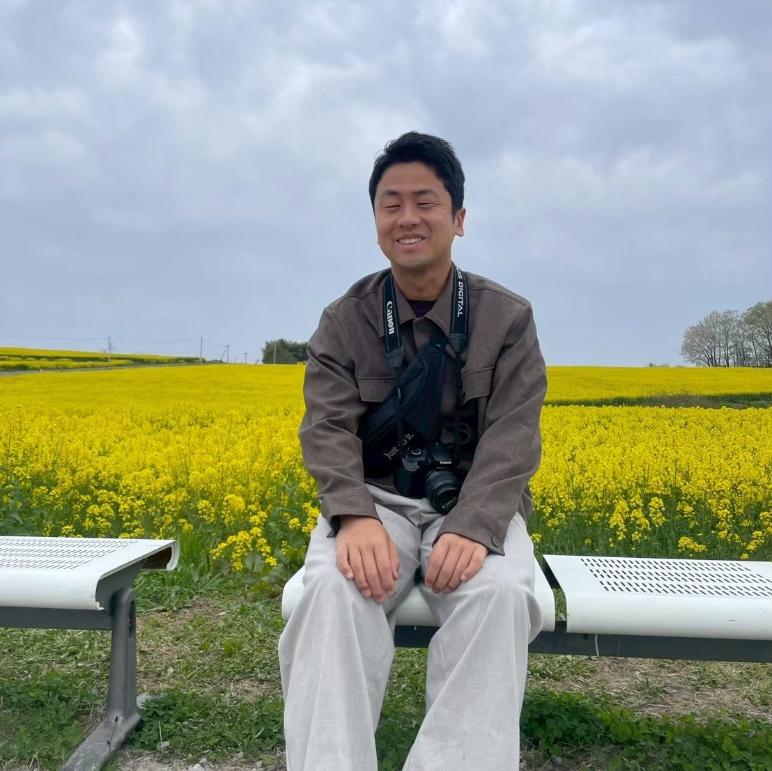 mental___fitnes's tweet photo. 【本気の自己紹介】

僕という人間を届けたくて、自己紹介を本気で書きました！  長いですが読んで頂けたら嬉しいです！！

【田口 弘樹　たぐち　ひろき】

・1996年111月11日生まれ

・宮城出身

・利き足は左、利き手は右

・従兄弟の影響で小学1年生でサッカーを始める。

・怪我が多く、体のメンテンナンスや筋肉について興味を持つ。

・高校までサッカーを続け、地元の体育大学に進学

・大学から始めたロードバイクで、仲間とサークルを立ち上げみんなで走った

・好きな勉強やプロサッカーチームの実習、スポーツ、体育に関係する学びを得た4年間だった。

・大学卒業後、静岡県のサッカーに関係する仕事に就く。

・現場系で自分が作業することが多く、動作が遅く迷惑をかけっぱなしで逃げるように宮城へ帰る。

・どうしても諦められず、現場系の職人に挑戦してみたが、体がうまく動かず怒鳴られる日々→1回目のうつ病発症。

・ここでトレーニングと食事管理を再開。

・うつ病寛解。

・転職し再度うつ病発症を繰り返すこと3回。

・2025年、トレーニングと食事管理をさらに見直して、腸から見直して体質改善も実施してきた。

・これまでのうつ病との付き合い方、トレーニングと食事管理との付き合い方を多くの人に伝えるべく、COMPASSに入会。

今後は、過去自分が悩んだうつ病との向き合い方や、それに合わせた生き方、働き方を見直していきたいです。日本では、今でも多くの人がうつ病や適応障害、自律神経失調症など、精神や体の不調を抱えて生きている方が多くいる状況です。自分がここで発信する意味は、【今、悩んでいる方を救い上げること】これが、僕がこれからやっていきたいことです。一度、休む期間があったとしても、そこで諦めずに前向きに生きていけるきっかけを作っていくことができればうれしいです。苦手なことに向き合うのではなく、得意なこと、自分がやっていてワクワクすることを中心に生きていける人を増やしていきたいです！
よろしくお願いします！