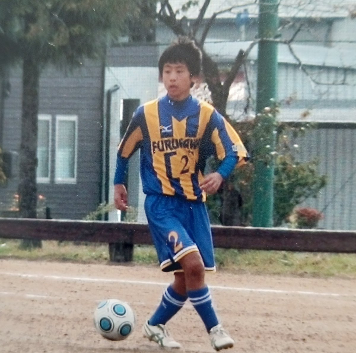 mental___fitnes's tweet photo. 【本気の自己紹介】

僕という人間を届けたくて、自己紹介を本気で書きました！  長いですが読んで頂けたら嬉しいです！！

【田口 弘樹　たぐち　ひろき】

・1996年111月11日生まれ

・宮城出身

・利き足は左、利き手は右

・従兄弟の影響で小学1年生でサッカーを始める。

・怪我が多く、体のメンテンナンスや筋肉について興味を持つ。

・高校までサッカーを続け、地元の体育大学に進学

・大学から始めたロードバイクで、仲間とサークルを立ち上げみんなで走った

・好きな勉強やプロサッカーチームの実習、スポーツ、体育に関係する学びを得た4年間だった。

・大学卒業後、静岡県のサッカーに関係する仕事に就く。

・現場系で自分が作業することが多く、動作が遅く迷惑をかけっぱなしで逃げるように宮城へ帰る。

・どうしても諦められず、現場系の職人に挑戦してみたが、体がうまく動かず怒鳴られる日々→1回目のうつ病発症。

・ここでトレーニングと食事管理を再開。

・うつ病寛解。

・転職し再度うつ病発症を繰り返すこと3回。

・2025年、トレーニングと食事管理をさらに見直して、腸から見直して体質改善も実施してきた。

・これまでのうつ病との付き合い方、トレーニングと食事管理との付き合い方を多くの人に伝えるべく、COMPASSに入会。

今後は、過去自分が悩んだうつ病との向き合い方や、それに合わせた生き方、働き方を見直していきたいです。日本では、今でも多くの人がうつ病や適応障害、自律神経失調症など、精神や体の不調を抱えて生きている方が多くいる状況です。自分がここで発信する意味は、【今、悩んでいる方を救い上げること】これが、僕がこれからやっていきたいことです。一度、休む期間があったとしても、そこで諦めずに前向きに生きていけるきっかけを作っていくことができればうれしいです。苦手なことに向き合うのではなく、得意なこと、自分がやっていてワクワクすることを中心に生きていける人を増やしていきたいです！
よろしくお願いします！