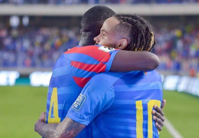 KimKimuntu's tweet photo. 🎤 Clash Sénégal 🇸🇳 vs RDC 🇨🇩

🇸🇳 : Nous avons des joueurs de classe mondiale, champions d’Afrique 2022 🏆🦁.
🇨🇩 : Vous êtes maîtrisable 😎🤣.

🇸🇳 : On a battu l’Angleterre de Kane, Foden et Saka 🔥⚽️.
🇨🇩 : Toujours maîtrisable 🤣.

🇸🇳 : 1000 matchs sans défaite, record africain ✨.
🇨🇩 : Maîtrisable 🫵🤣.

🇸🇳 : On a atteint les quarts de finale de Coupe du Monde 🌍.
🇨🇩 : Vous restez maîtrisable 😎.

🇸🇳 : On a battu le Brésil, la France, l’Espagne… 🐐🔥.
🇨🇩 : Sénégal = maîtrisable 🤣.

🇸🇳 : Même Messi viendra jouer avec nous 😤.
🇨🇩 : Même avec Messi… maîtrisable 🤣🐆.

🇸🇳 : Mais attention, nous sommes les Lions de la Teranga 🦁.
🇨🇩 : (regarde la foule) … Et à Kinshasa, vous allez être maîtrisés pour de bon 🤣🔥💙.

🎤 Public : #LÉOPARDS À VIE 🇨🇩🐆🔥