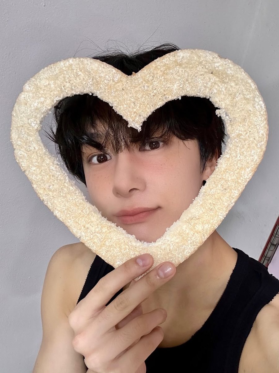 250907 #몬스타엑스 인스타그램 

바삭바삭 𝕙𝕖𝕒𝕣𝕥 𝕒𝕥𝕥𝕒𝕔𝕜 💗

하트 뻥튀기 들고 셀카 찍은 거 넘 귀엽다