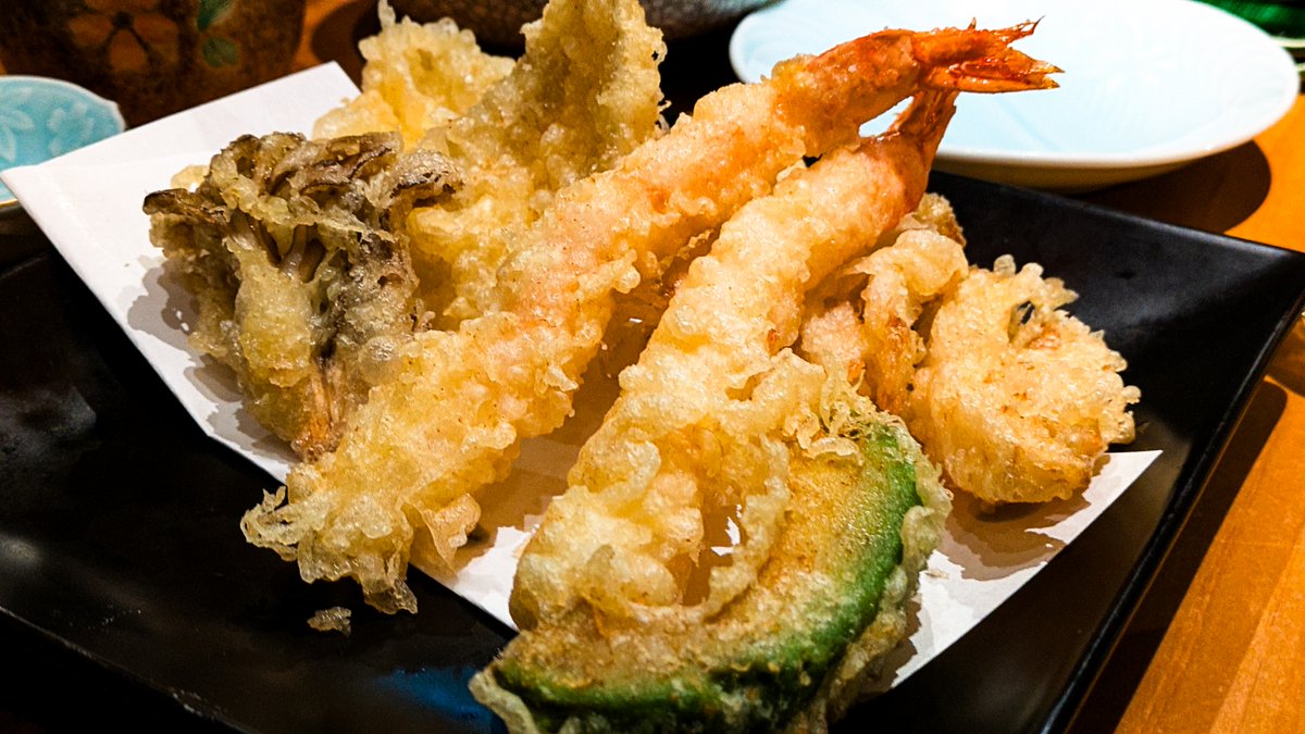 e_debu's tweet image. 世の中には天ぷらは塩で食うのが通だと声高に語る人がいる。海老天には藻塩をひとつまみ、舞茸天には抹茶塩をちょいとつけて、素材の香りを殺さないのが粋らしい。言わんとすることは確かにわかる。…