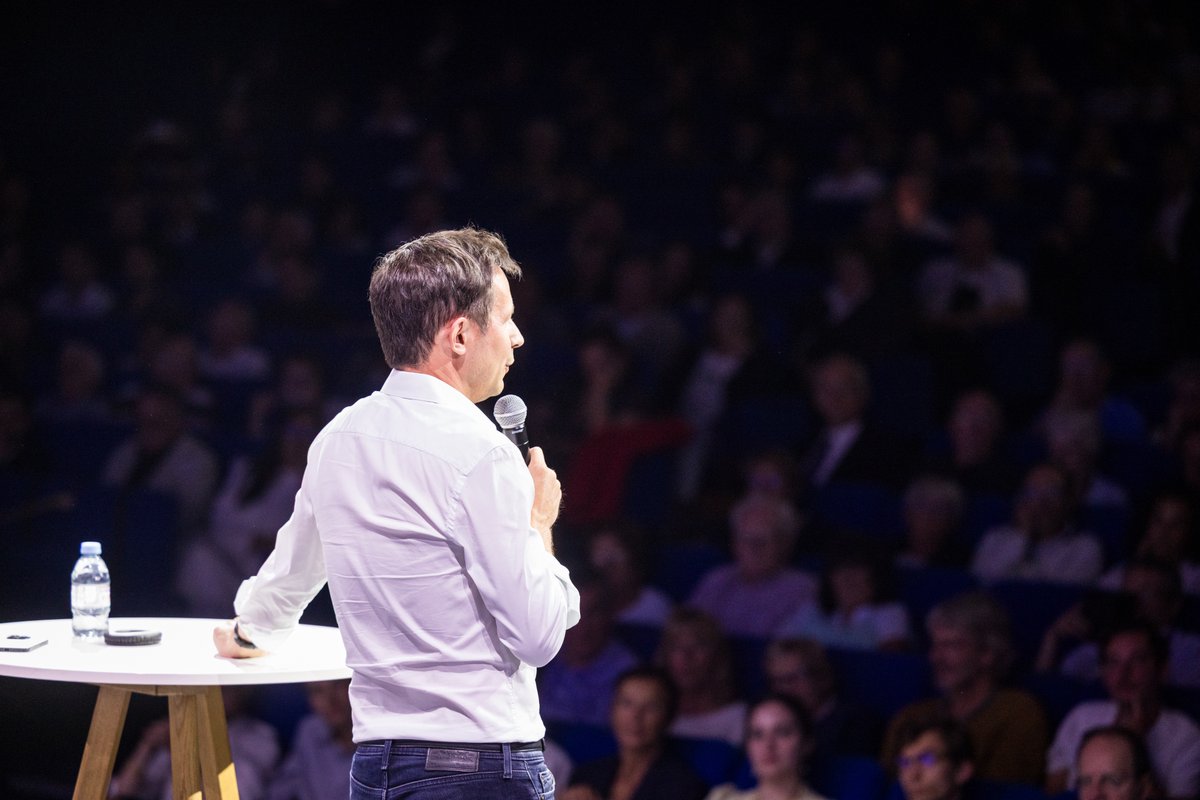 lesRepublicains's tweet photo. Hier soir, @fxbellamy a captivé un auditorium plein à craquer avec une masterclass : « Qu’est-ce que la liberté ? » https://t.co/X7EXEpoFPJ