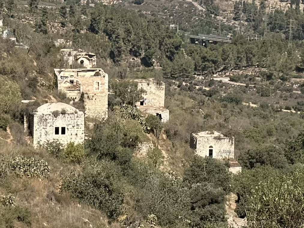 owenjonesjourno's tweet image. Hello from Palestine!
This is Lifta. It was a Palestinian village just outside of Jerusalem.
In 1948, Zionist paramilitaries massacred local residents and launched repeated attacks. They drove out the local population.
This was one example of the horrors of the Nakba, when…