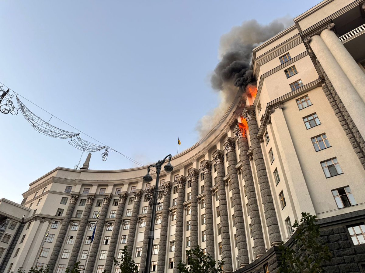 Russlands Krieg ist ein Krieg gegen die Menschen und gegen die Demokratie in der Ukraine. Zum ersten Mal wurde ein Regierungsgebäude getroffen – das Ministerkabinett im Herzen Kyjiws. 

Russland eskaliert immer weiter: 810 Kampfdrohnen, 13 Raketen. Tote und verletzte Zivilisten.