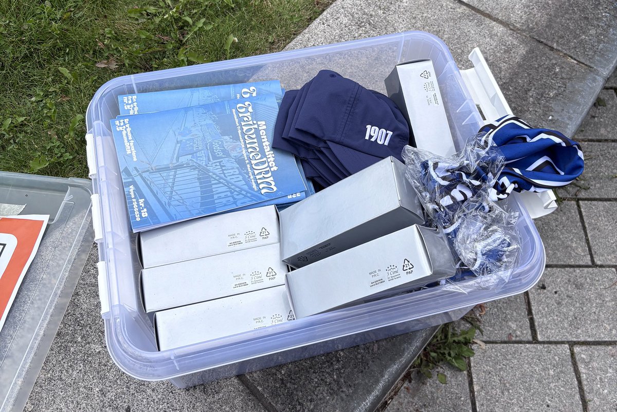 clubmagshop's tweet image. 📸 In focus/Norway
In this photo taken in the summer of 2025 before one of Strømsgodset IF (Drammen) home matches, the fifth issue of the fanzine MENTALITET TRIBUNE DRM stands out among the local fans' materials.

#football #fans #ultras #fanzines #strømsgodset #drammen #norway