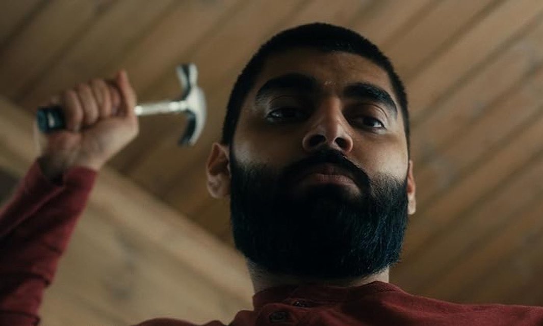 ¿Todavía no has visto #AboveTheKnee? Este escalofriante e incómodo thriller psicológico que tuvo su estreno en España en #PUFA2025 ya está disponible en la plataforma de “screaming” #Shadowz 👻 #pucelafantástica