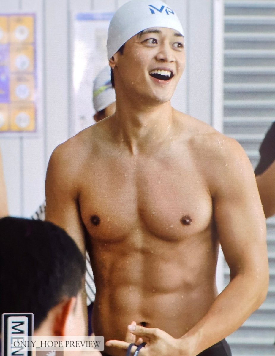 AboutMusicYT's tweet photo. Minho of SHINee at a swimming competition today. https://t.co/V8U9xOJEq2