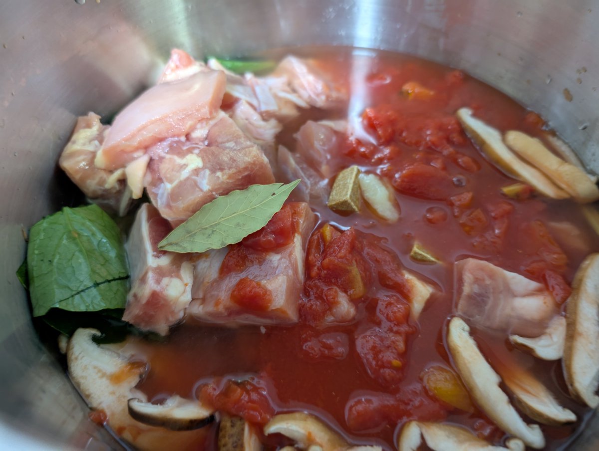 今日はスープカレーです
疲れたので圧力鍋に任せます